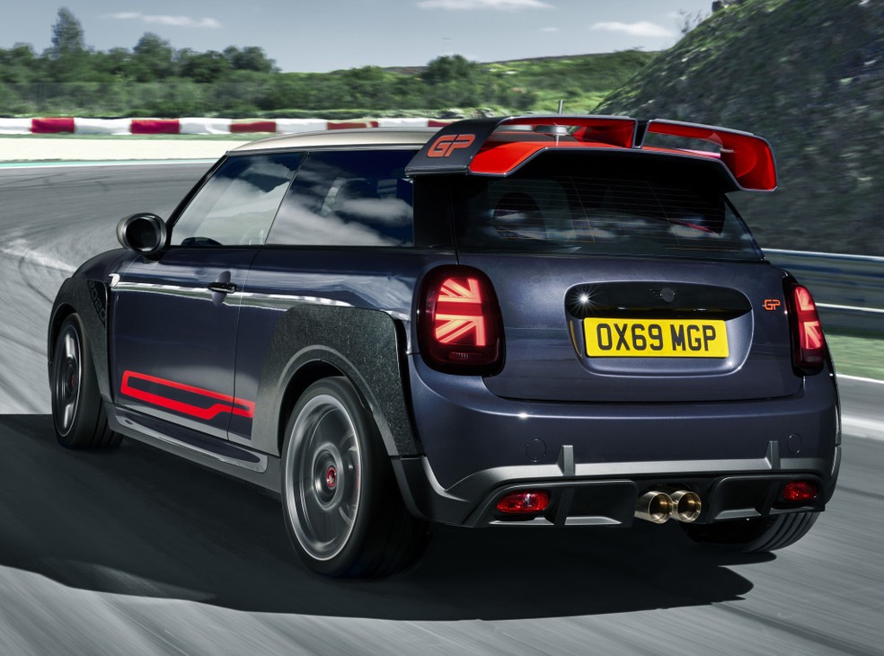 Não é difícil identificar o JCW GP com seu grande aerofólio e as caixas de rodas alargadas — Foto: Divulgação/Mini