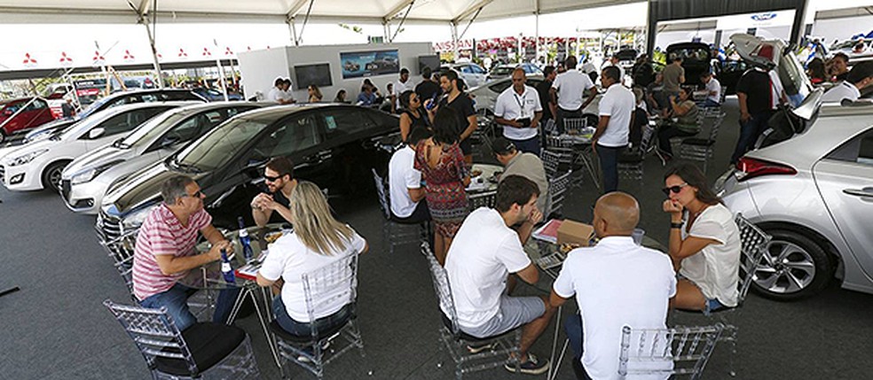 Os estandes das marcas participantes ficaram cheios de interessados durante todo o dia (Foto: Marcelo de Jesus/O GLOBO) — Foto: Auto Esporte