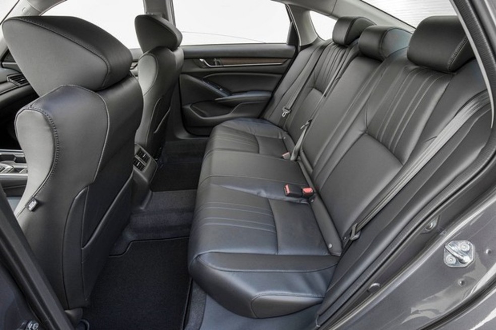 Honda Accord 2018 usa do entre-eixos para oferecer espaço aos ocupantes — Foto: Divulgação/Honda