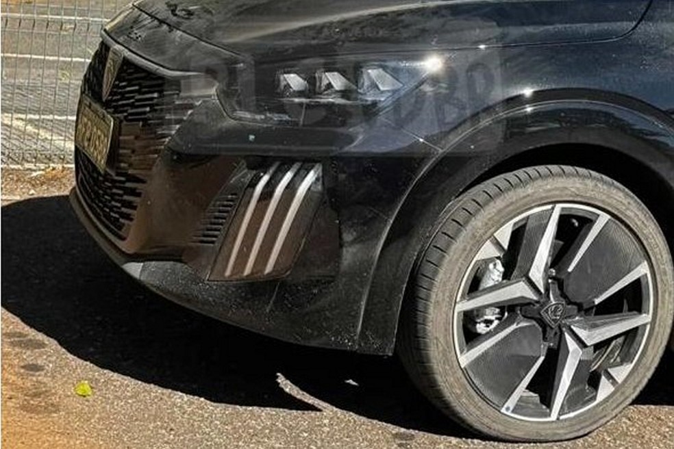 Peugeot 208 Hybrid tem visual similar ao da versão GT — Foto: Placa Verde/Reprodução