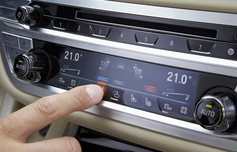 BMW Série 7 tem comandos de ar-condicionado sensíveis ao toque (Foto: Divulgação) — Foto: Auto Esporte