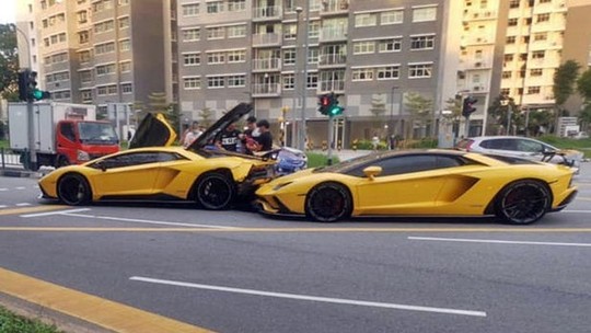Dois Lamborghini Aventador S modificados e iguais batem entre si e um deles pega fogo