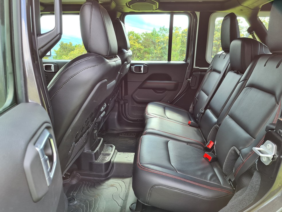 O espaço para as pernas no banco traseiro é bom, mas o encosto é muito vertical e cansa em longas viagens — Foto: Rodrigo Ribeiro/Auto News Brasil