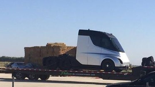 Caminhão elétrico da Tesla aparece pela primeira vez em flagra