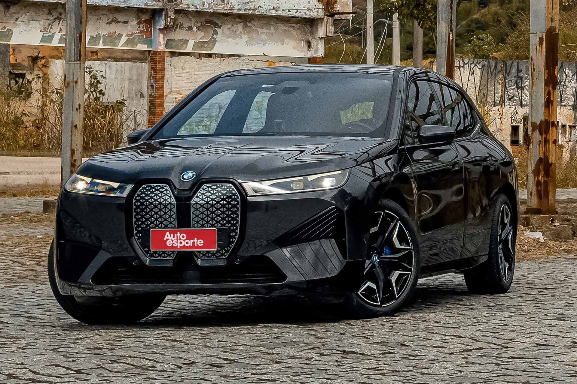 BMW iX e i5 saem de linha no Brasil em preparação para chegada do novo iX3