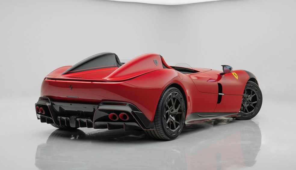 Ferrari Monza SP2 preparada pela Mansory tem novo difusor e escapamento com acabamento na cor da carroceria — Foto: Divulgação
