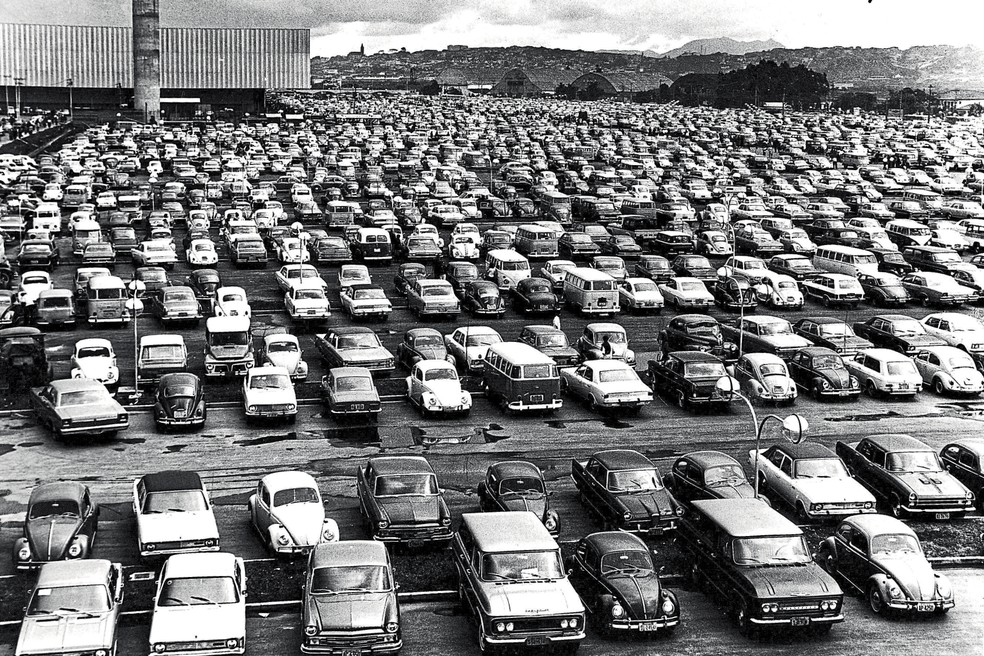 Mesmo o enorme estacionamento do antigo Anhembi era insuficiente — Foto: Acervo MIAU
