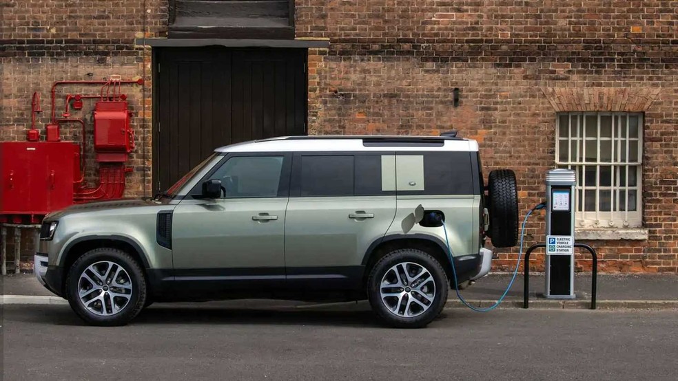 Veja o tempo de recarga do Land Rover Defender P400e — Foto: Divulgação