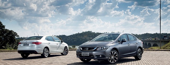 Citroën C4 Lounge versus Honda Civic 