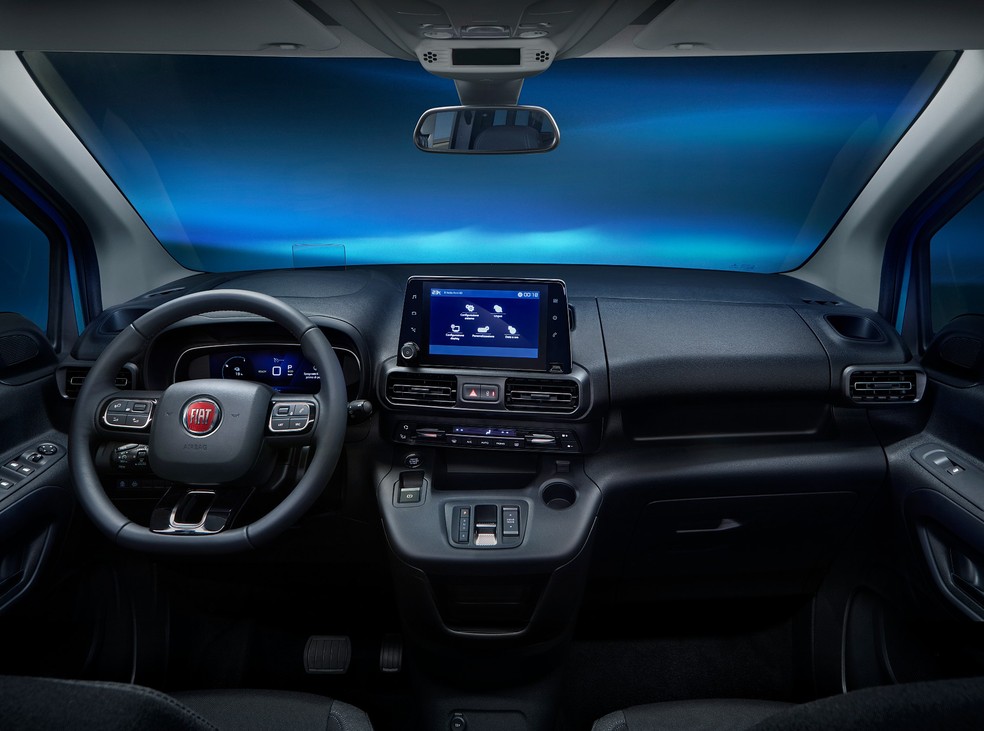 O interior é semelhante ao do Citroën e traz central multimídia e painel de instrumentos digital  — Foto: Divulgação
