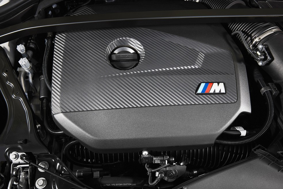BMW M135 xDrive tem o conhecido motor 2.0 turbo com grife da divisão esportiva M — Foto: Divulgação/BMW