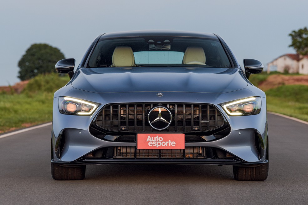 Mercedes-AMG GT 63 S E Performance tem potência combinada de 843 cv e torque máximo de impressionantes 150 kgfm — Foto: Murilo Góes/Auto News Brasil