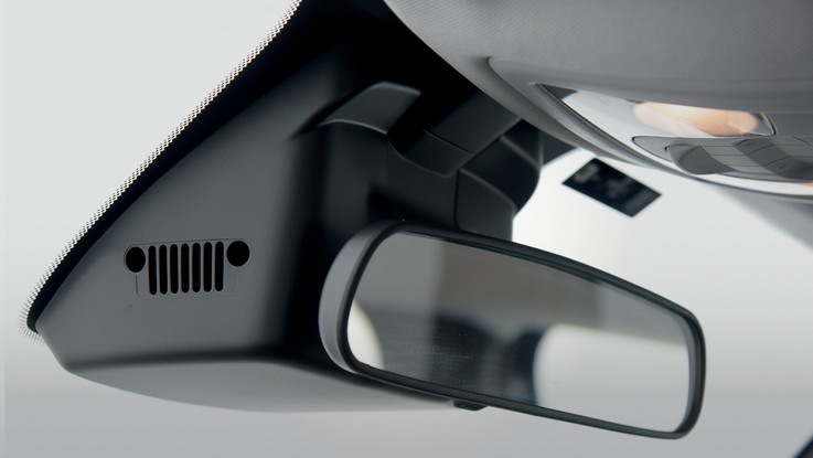 Jeep Renegade Longitude - Cabine é repleta de "easter eggs", como silhueta do Jeep clássico na capa do retrovisor e lente das lanternas que remetem a um antigo galão de combustível