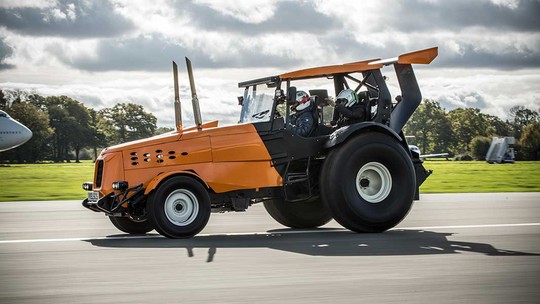 Trator com mais de 500 cv bate recorde de velocidade