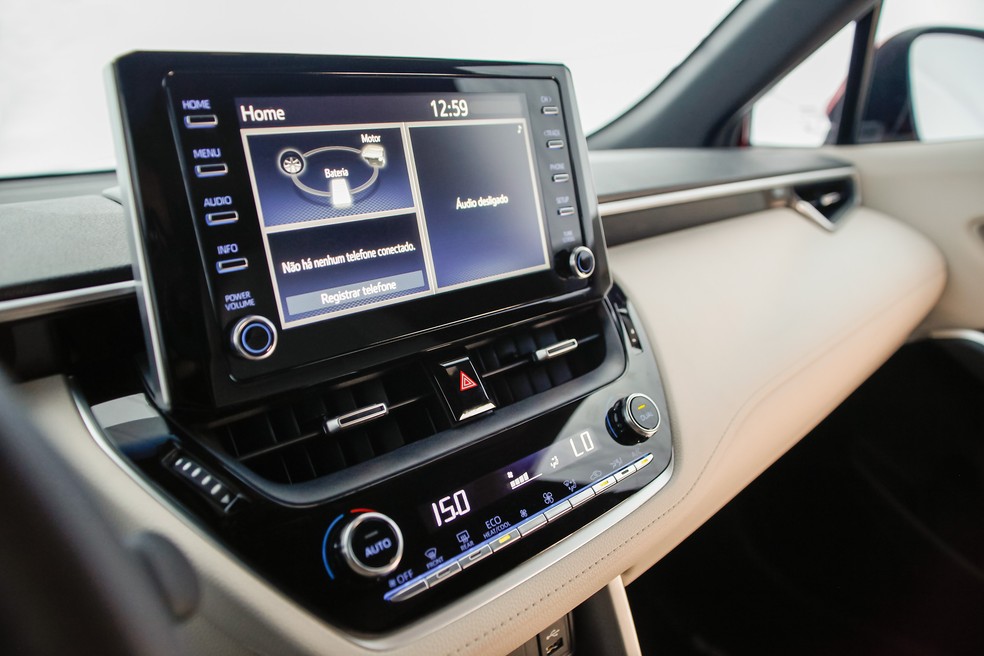 O multimídia de 8" é o mesmo do Corolla e inclui Android Auto e Apple CarPlay — Foto: Divulgação