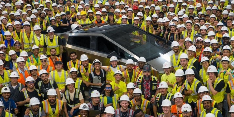 Funcionários celebram início da produção da Tesla Cybertruck — Foto: Divulgação