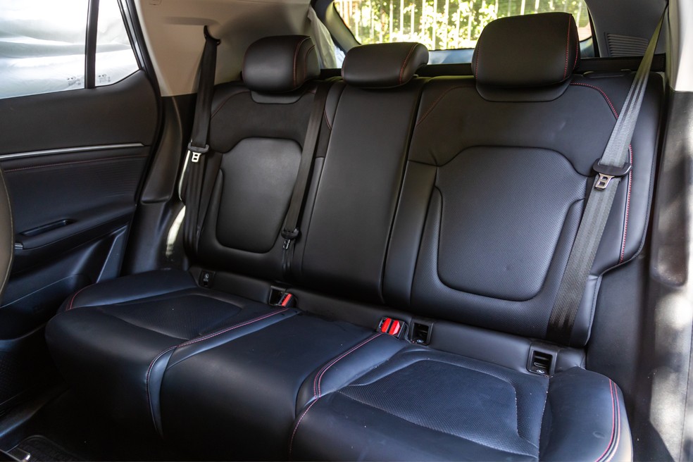Com quase 30 centímetros a mais de entre-eixos que um Jeep Compass, o GAC GS4 oferece conforto de sobra na segunda fileira, até para ocupantes mais altos — Foto: Renato Durães/Auto News Brasil