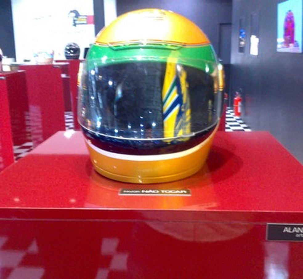 Capacete feito por Alan Mosca (Foto: Auto News Brasil) — Foto: Auto Esporte
