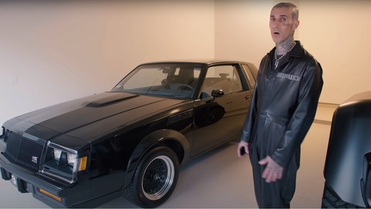 Travis Barker, baterista do Blink-182, mostra coleção de carros com xodó e SUVS de luxo