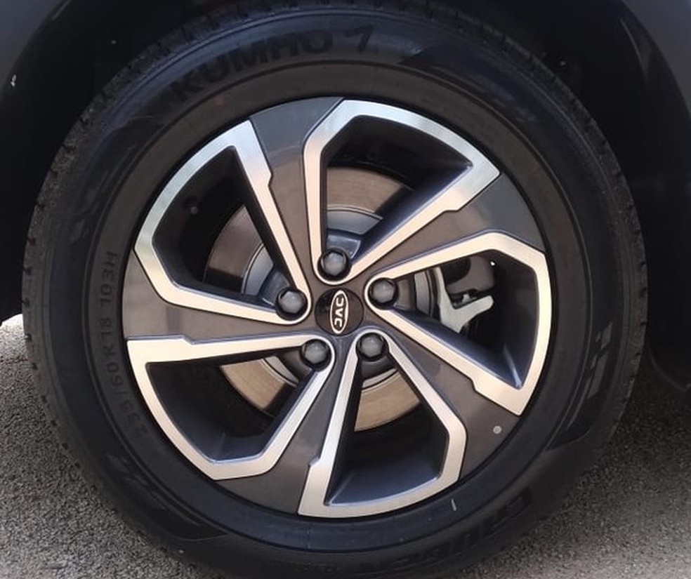 Roda de liga de 18" usam pneus 235/60 R18 (Foto: Alexandre Izo/Auto News Brasil) — Foto: Auto Esporte