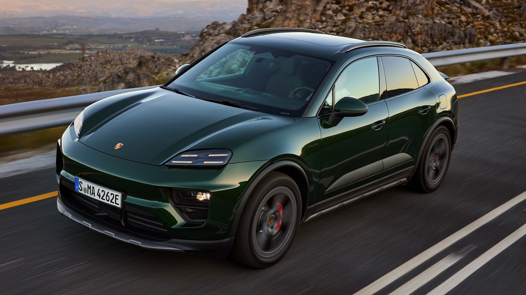 Porsche Macan 2025 tem novas versões antes da estreia no Brasil; preços