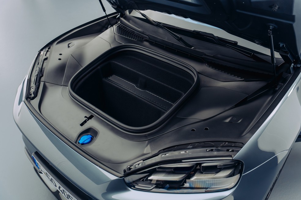 Novo Porsche Cayenne tem compartimento de 90 litros sob o capô — Foto: Divulgação