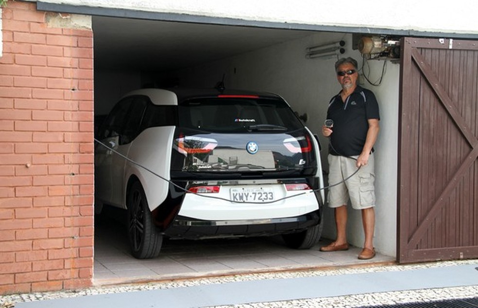 Aureliano é autoentusiasta e adora seu BMW i3 (Foto: Jason Vogel/Jornal O 3PWEB) — Foto: Auto Esporte