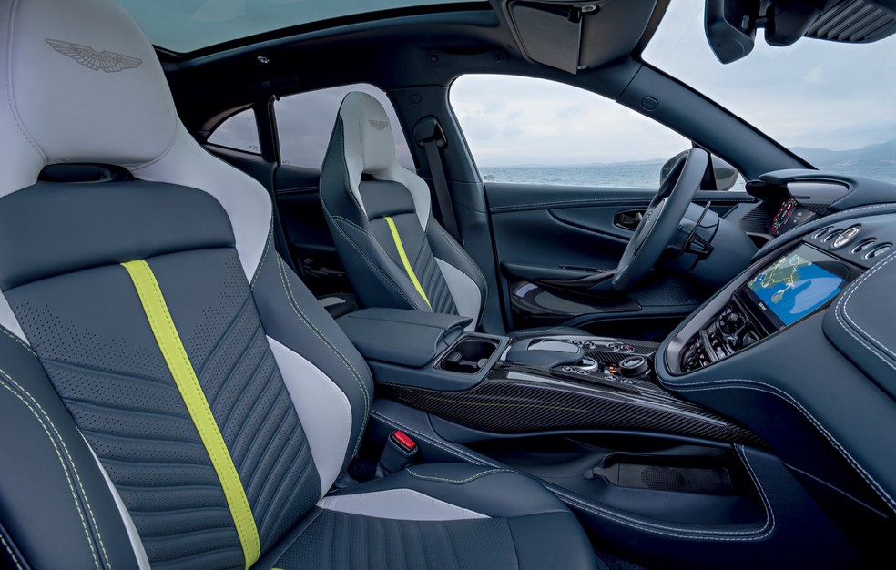 Aston Martin DBX 707 pode ter o interior personalizado em vários cores e materiais  — Foto: Divulgação