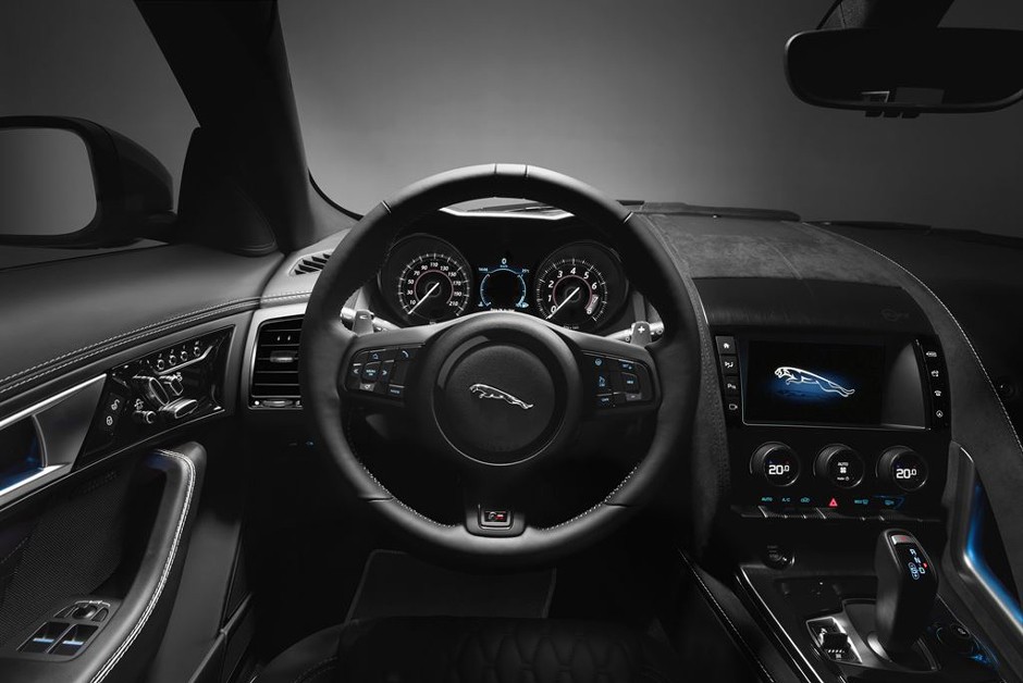Volante do Jaguar F-Type SVR cupê 