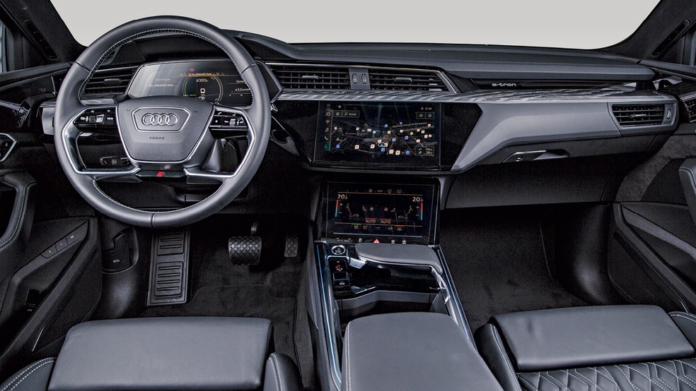 O Audi e-tron tem 4,90 m de comprimento e pesa 2.730 kg — Foto: Renato Durães/Auto News Brasil