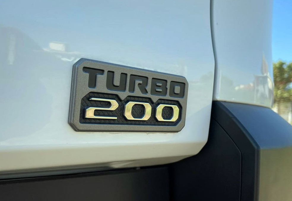 Plaqueta indica motor turbo na Fiat Strada 2024 — Foto: Cauê Lira/Autoesporte