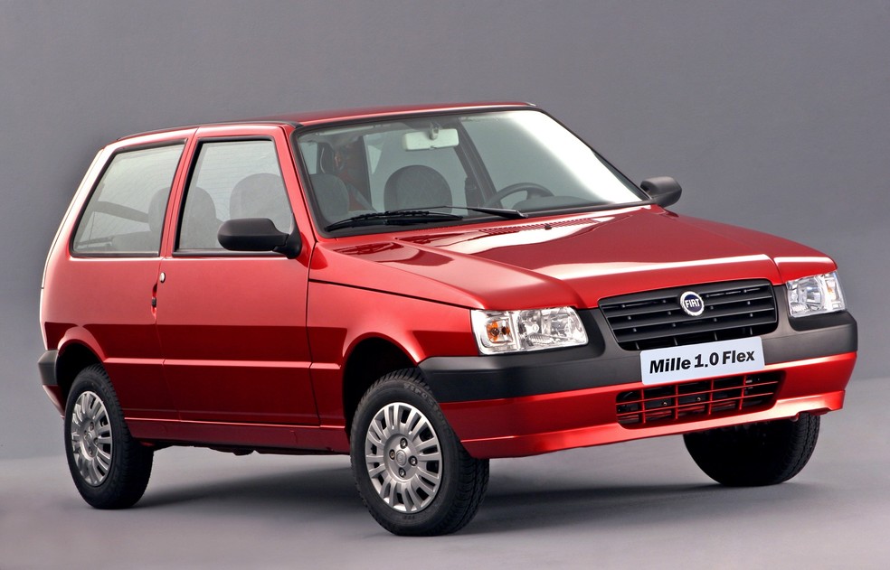 Fiat Mille Economy tem só duas portas, mas é o mais novo da lista — Foto: Divulgação