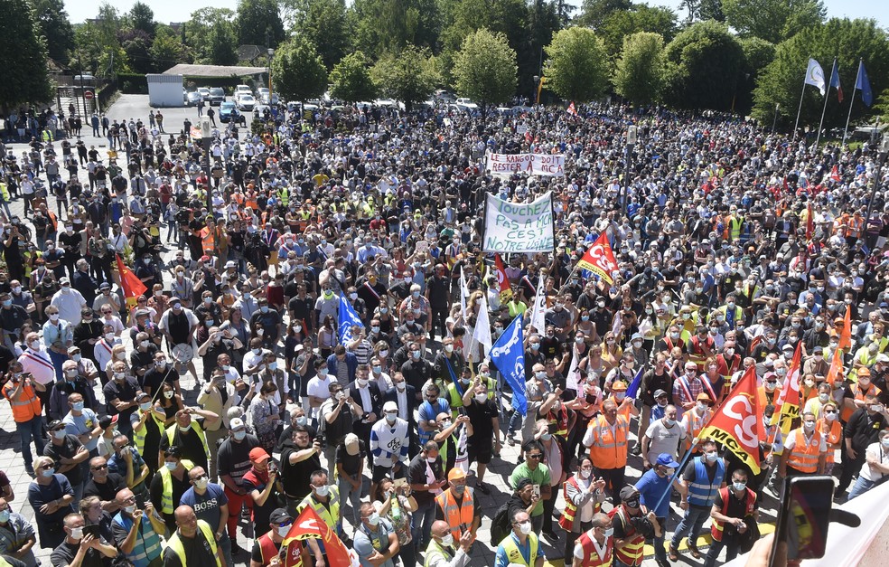 Milhares protestam no norte da França após Renault anunciar demissão de 4,6 mil funcionários — Foto: FRANCOIS LO PRESTI / AFP