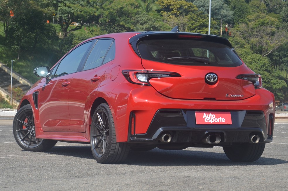 Toyota GR Corolla tem 2,64 m de entre-eixos contra 2,70 m do sedã — Foto: André Schaun/Auto News Brasil
