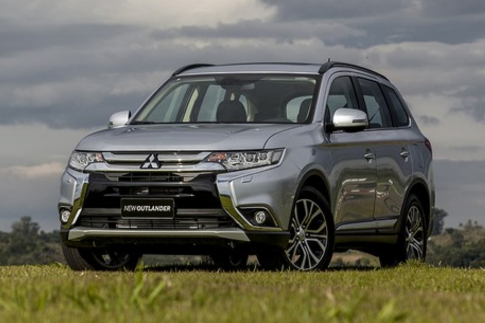 O Mitsubishi Outlander HPE conta com câmbio automático CVT e tração dianteira. — Foto: Divulgação/Auto News Brasil