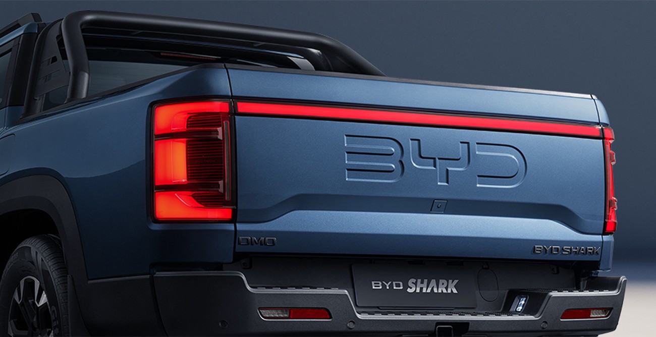 Traseira da BYD Shark tem lanternas unidas por uma barra iluminada — Foto: Divulgação