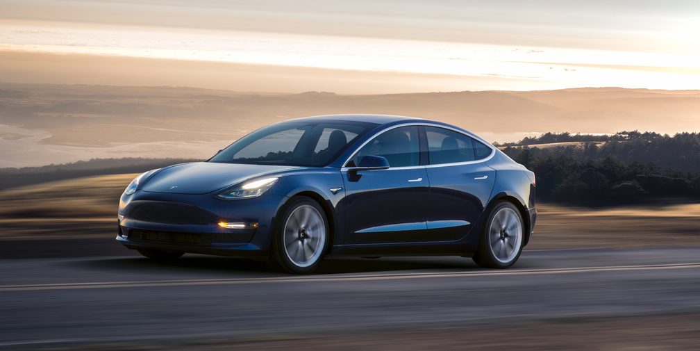 Pintura metálica do Tesla Model 3 custa US$ 1 mil — Foto: Divulgação
