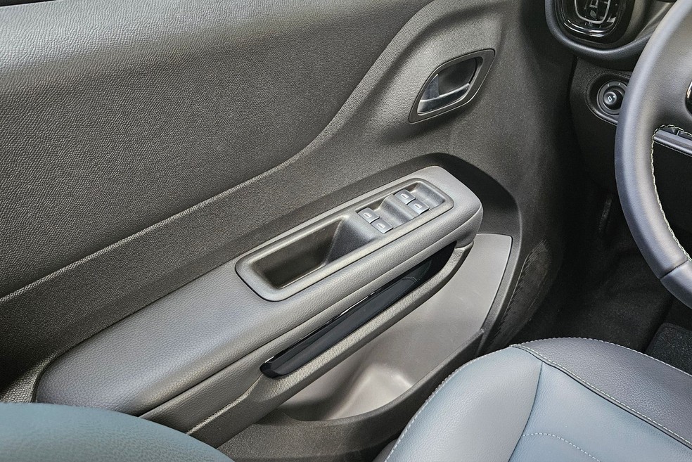 Comandos dos vidros dianteiros e traseiros foram realocados no Citroën Aircross 2026  — Foto: Jady Peroni/Auto News Brasil