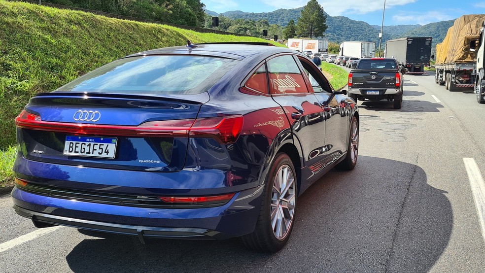 Trânsito parado por causa de acidente, mas sem crise para o e-tron: o consumo de bateria é quase nulo nessa situação — Foto: Rodrigo Ribeiro/Auto News Brasil