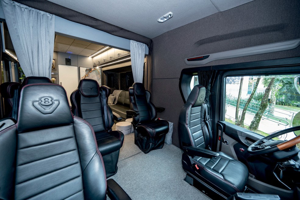 Cabine do motorista aproveita os bancos originais e tem espaço para cinco passageiros viajarem com conforto — Foto: Divulgação