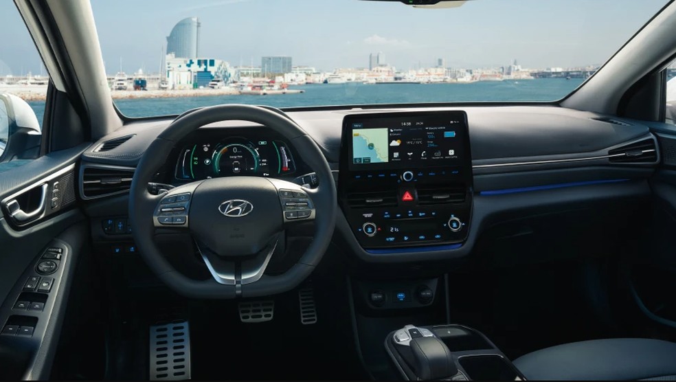 O interior do Ioniq é simples, mas tela de 10,25 polegadas para a central multimídia é generosa — Foto: Divulgação