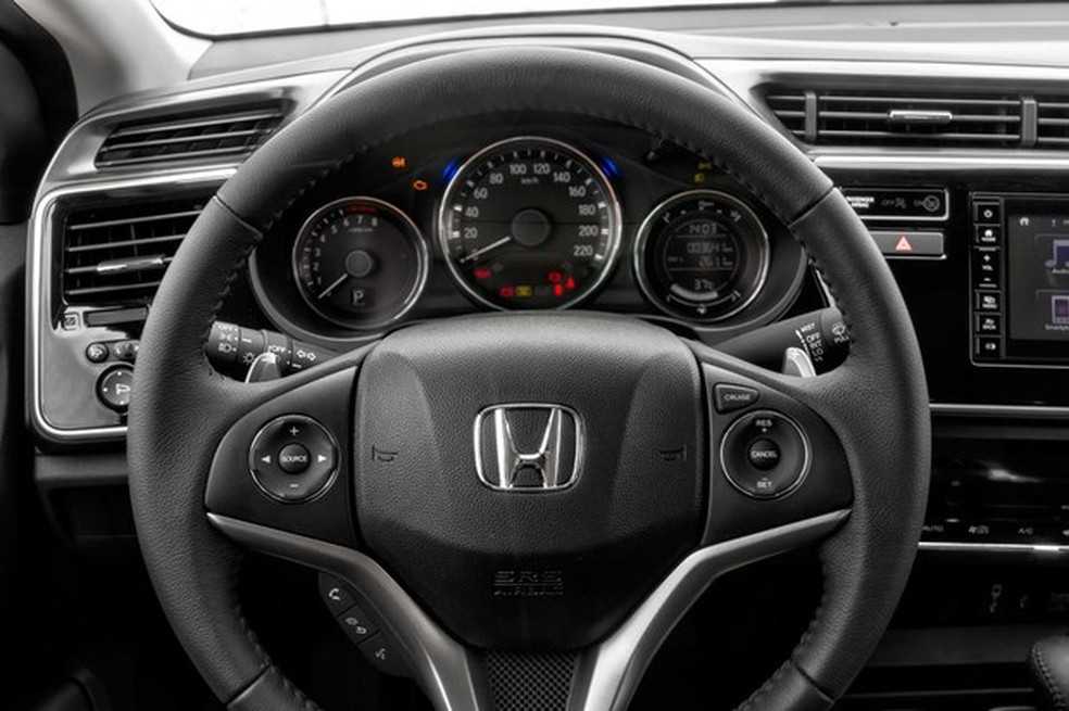 Quadro de instrumentos se diferencia pela iluminação branca (Foto: Leo Sposito/Auto News Brasil) — Foto: Auto Esporte