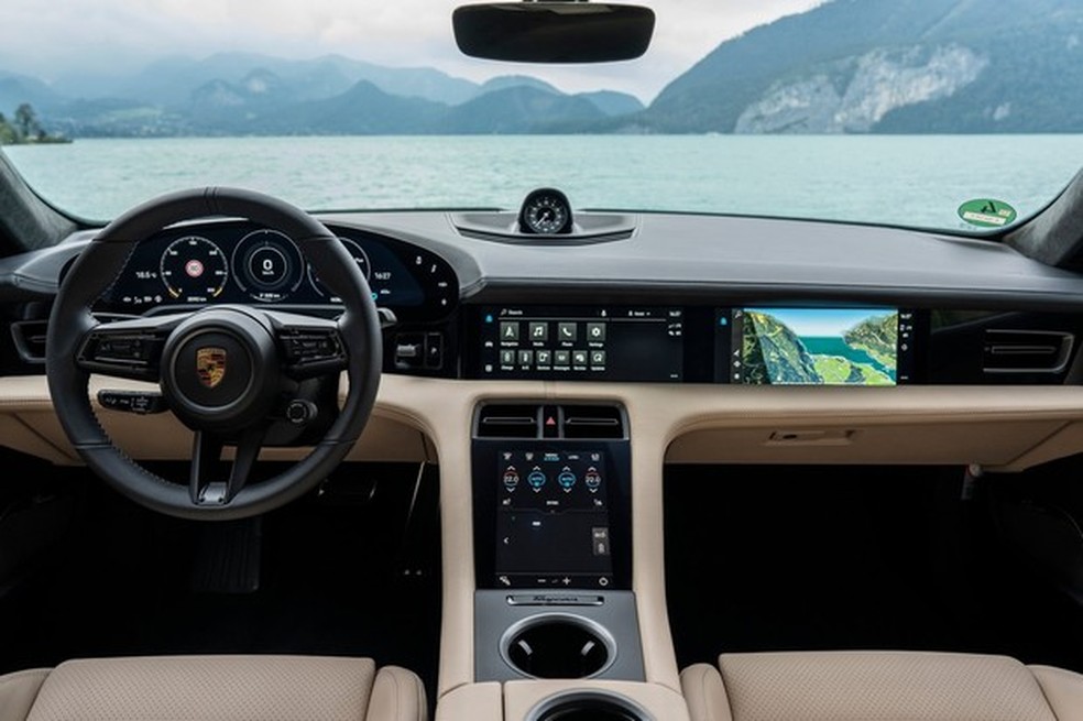 São quatro telas digitais no painel e console do esportivo (Foto: Divulgação) — Foto: Auto Esporte