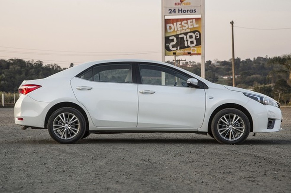 Corolla tem perfil clássico, mas recortes angulosos dão modernidade ao estilo (Foto: Fabio Aro/Auto News Brasil) — Foto: Auto Esporte