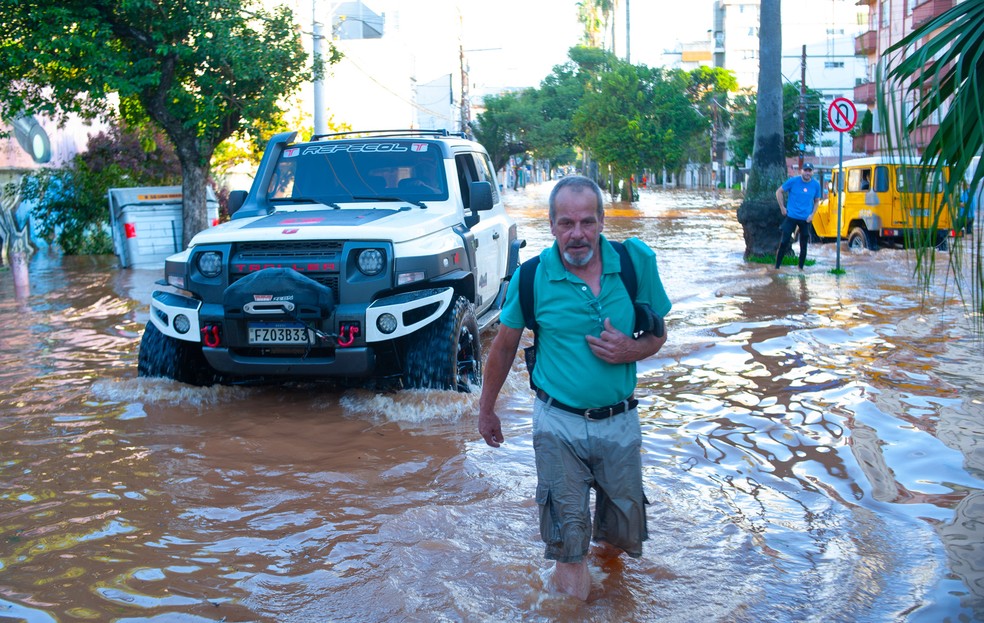 Troller também auxilia as vítimas — Foto: Ramiro Sanchez/Getty Images
