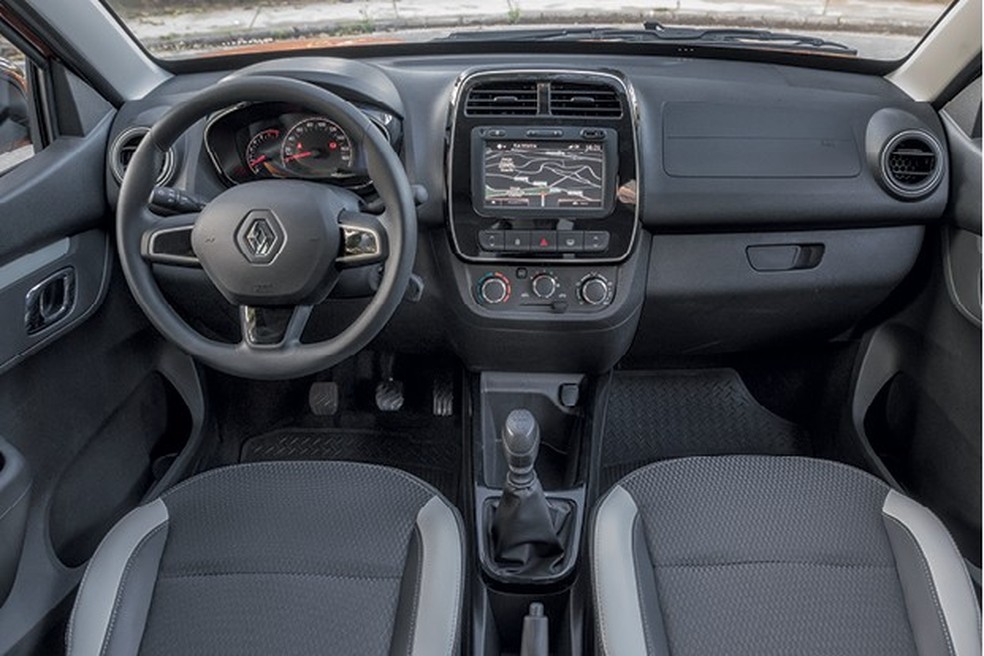 Conta-giros e central multimídia vêm de série apenas no Kwid Intense, mas o intermediário, o Zen, já deixa as pessoas tranquilas graças ao ar-condicionado e à direção elétrica. É só adotar o desapego budista (Foto: Fabio Aro) — Foto: Auto Esporte