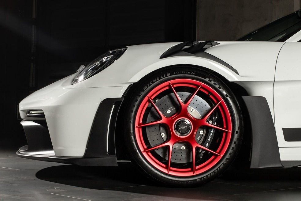 Porsche 911 GT3 RS tem rodas de liga leve forjadas com travamento central calçadas com pneus esportivos medindo 275/35 R 20 na frente e 335/30 R21 na traseira. — Foto: Divulgação