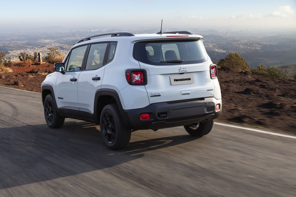 Os ganchos de reboque na dianteira e traseira vêm da versão topo Trailhawk — Foto: Divulgação