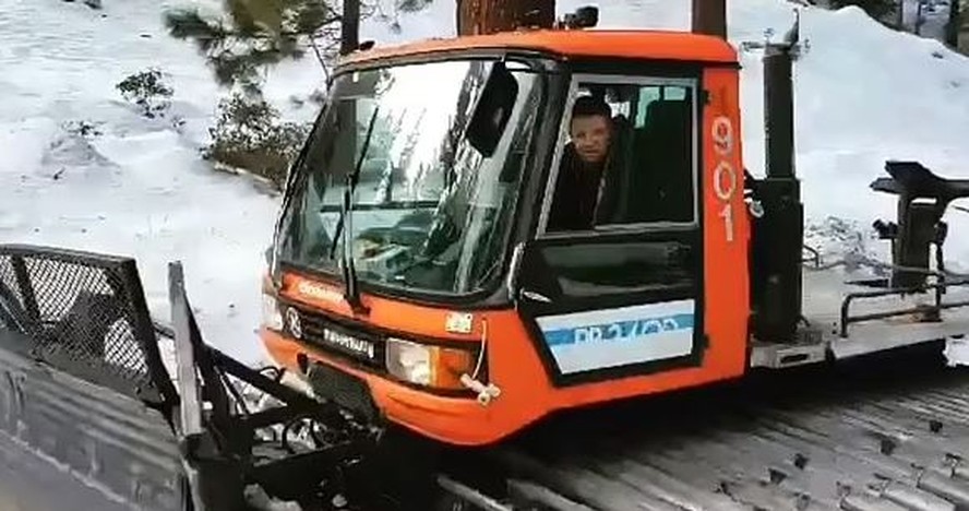 Jeremy Renner dirige seu PistenBully