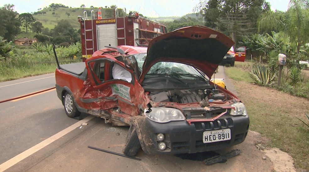 Passageiro de caminhonete morre após acidente na BR-459, em Caldas, durante o carnaval — Foto: Marcelo Rodrigues / EPTV